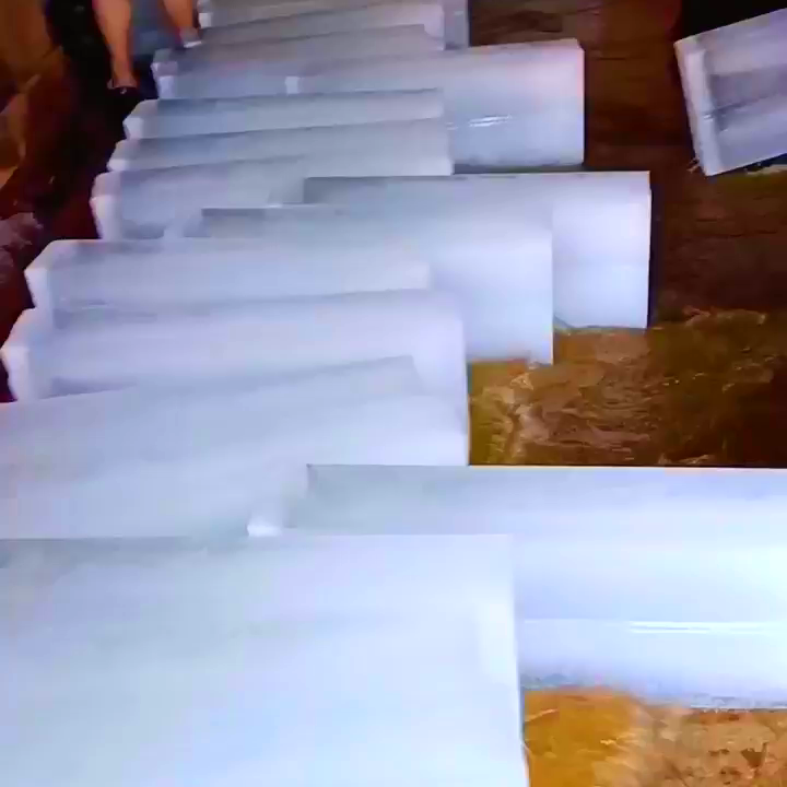 上海廠房物理降溫冰塊廠家_上海工業(yè)冰塊廠家_上海降溫冰塊公司